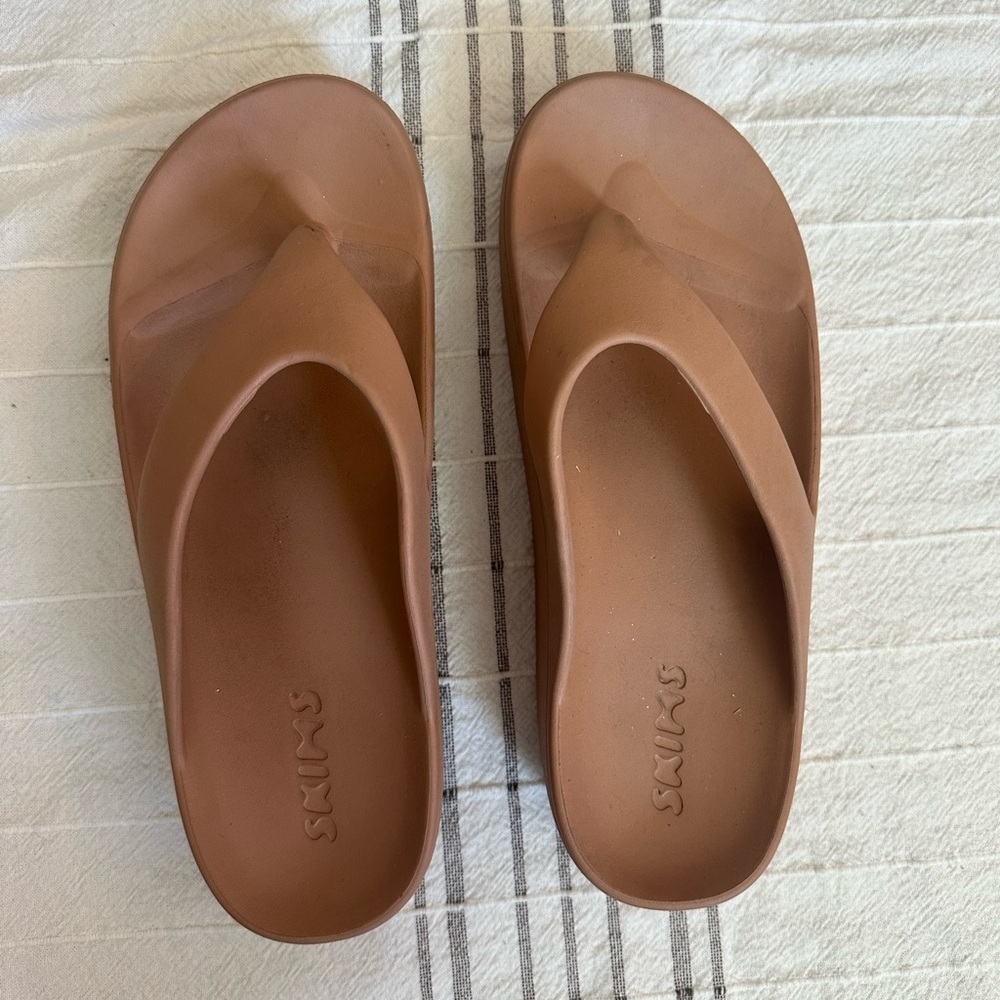 Skims Molded Sandal in Almond Size 39